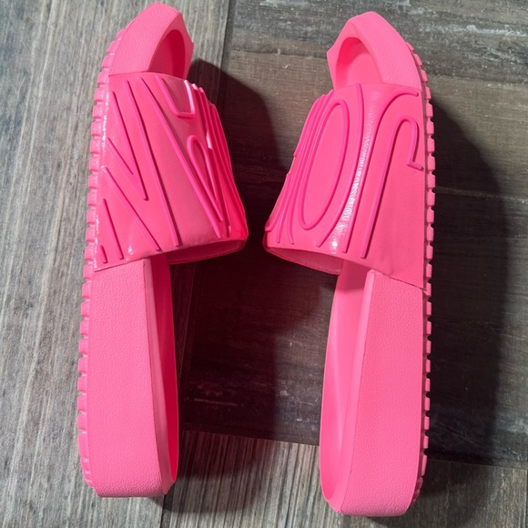 Jordan Nola Slides size 7 - Picture 8 of 10